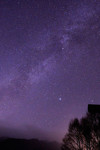 満天の星空と山のシルエット