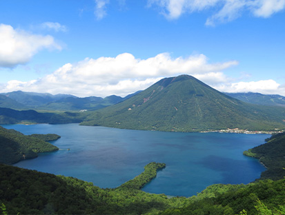 中禅寺湖と男体山を望む爽やかな山と湖の絶景パノラマ
