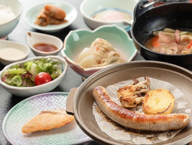 焼き魚やソーセージなどが並ぶ朝食