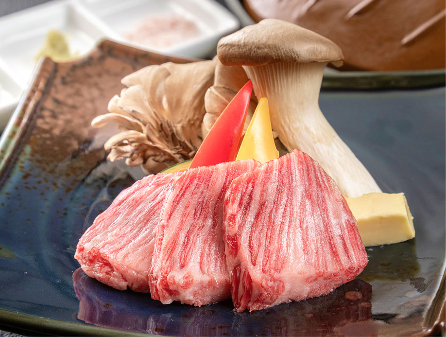 赤みのお肉にエリンギ、舞茸などが添えられた一皿