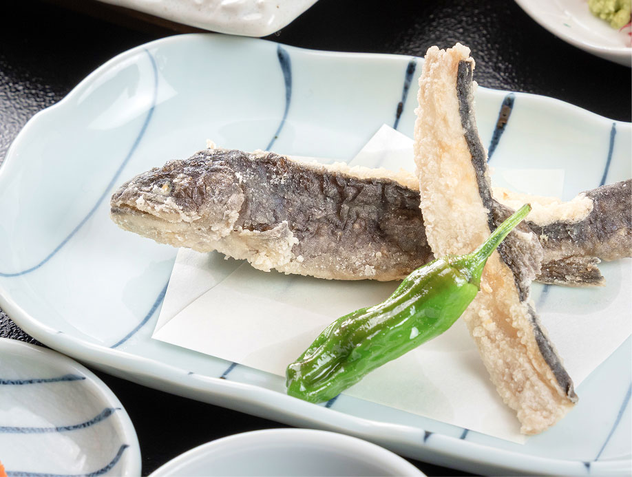 カラッと揚がった川魚の天ぷらと青唐辛子の盛り付け