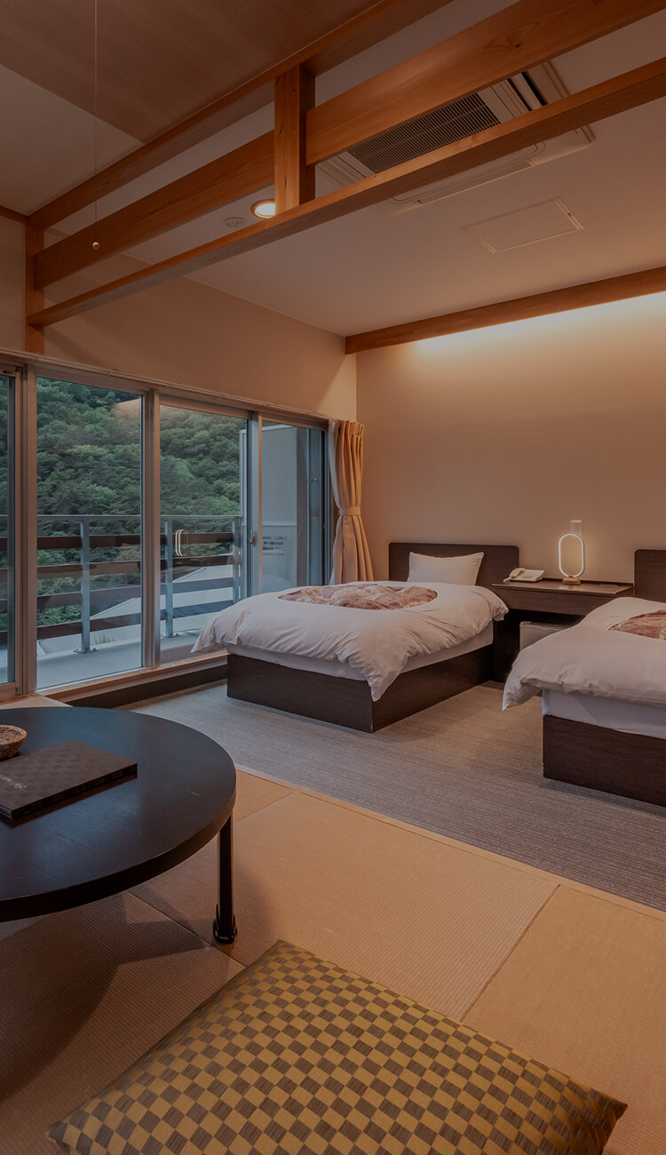 和室にベッドを備えた広々とした客室と景色