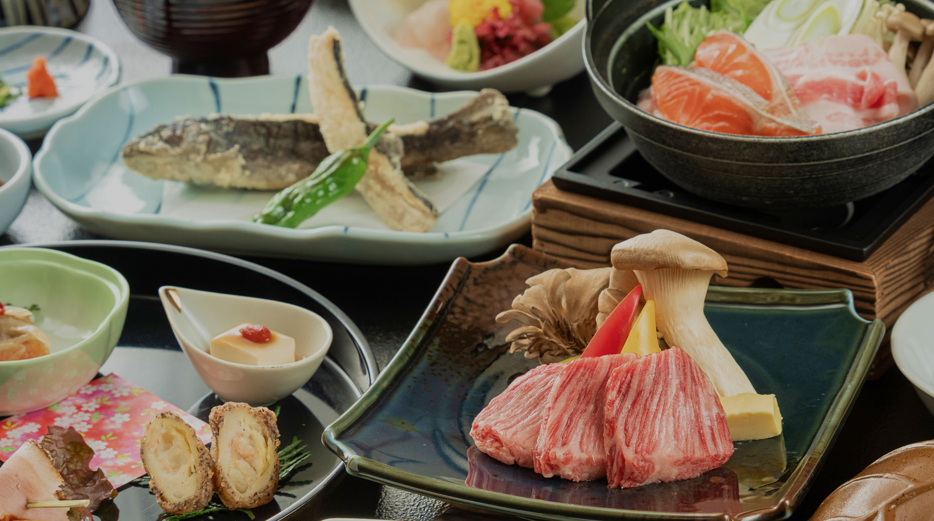 焼き魚や刺身などが並ぶ豪華な和食会席料理