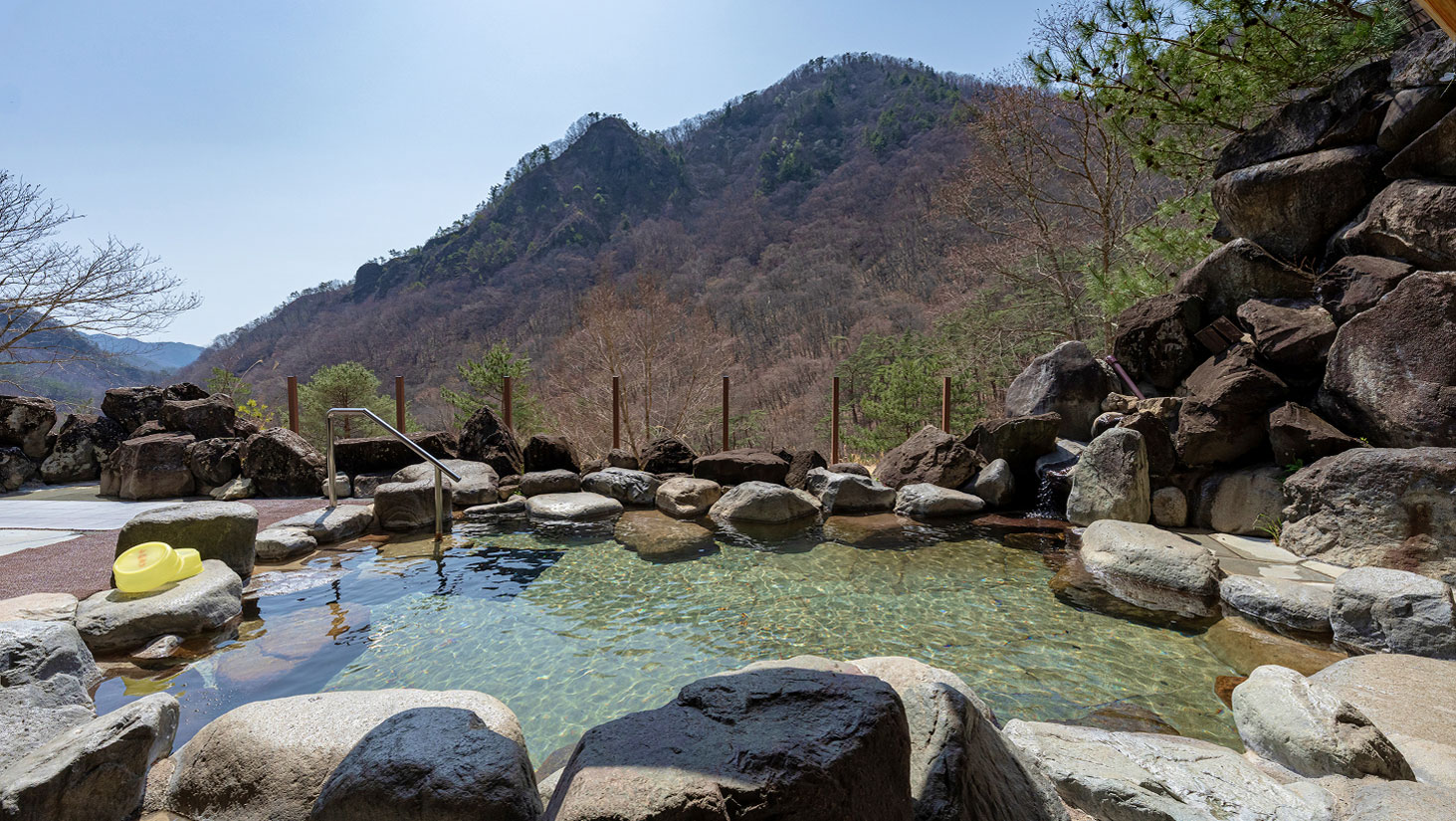 自然の岩風呂と山の風景