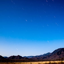 星空と山並みの夜景